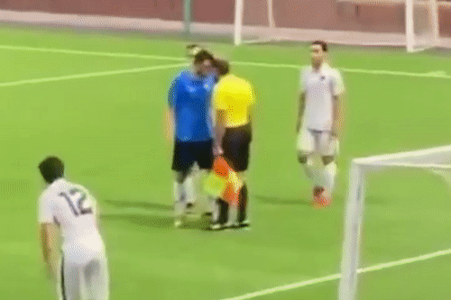 Trong tai dam vao mat cau thu sau khi bi khieu khich hinh anh