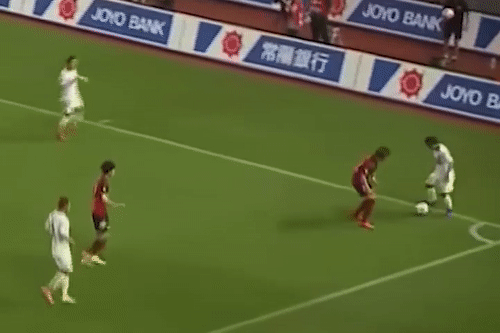 Chanathip nhay mua, thoat vong vay o goc san hinh anh