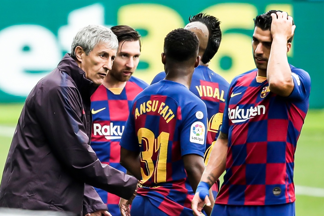 HLV Barca bat dong quan diem voi Suarez hinh anh