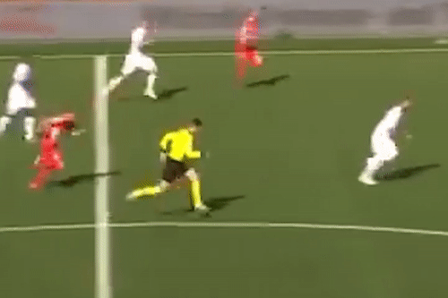 Trong tai but toc, vuot cau thu de theo doi pha bong phut 90+4 hinh anh