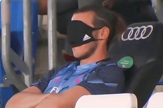 Courtois tai hien hanh dong bit mat cua Bale hinh anh