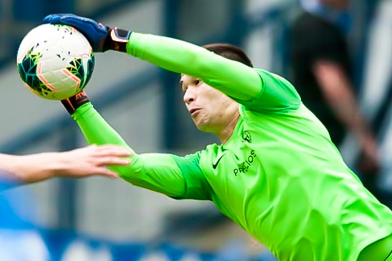 Pha cuu thua cua Filip Nguyen trong ngay giup doi nha du cup chau Au hinh anh