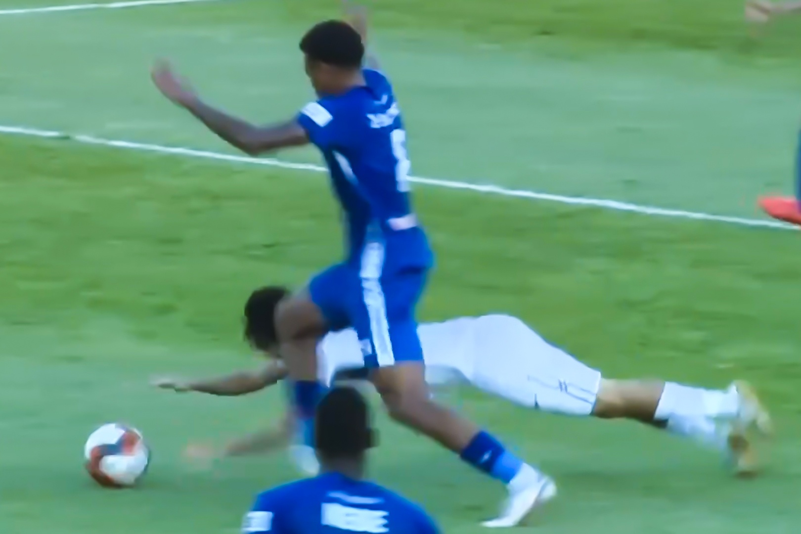 Tuan Anh su dung tieu xao om bong hinh anh