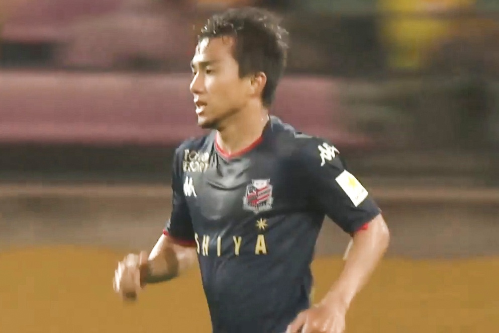 Chanathip bat cao danh dau ghi ban truoc hau ve 1,8 m hinh anh