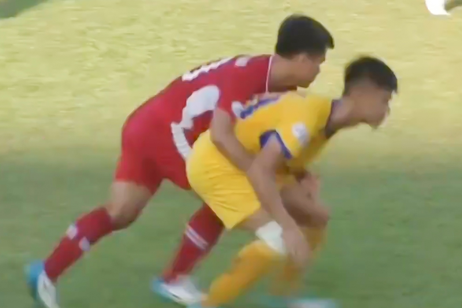 Phan Van Duc bi doi thu om chat, khong cho di bong hinh anh