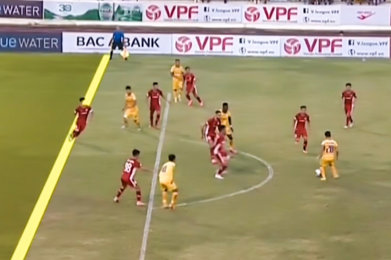 Trong tai V.League bat viet vi kho hieu doi SLNA hinh anh