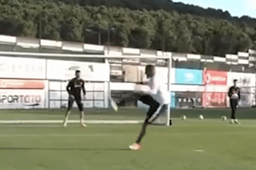 Boateng tung cu da Kung Fu thanh ban trong buoi tap hinh anh