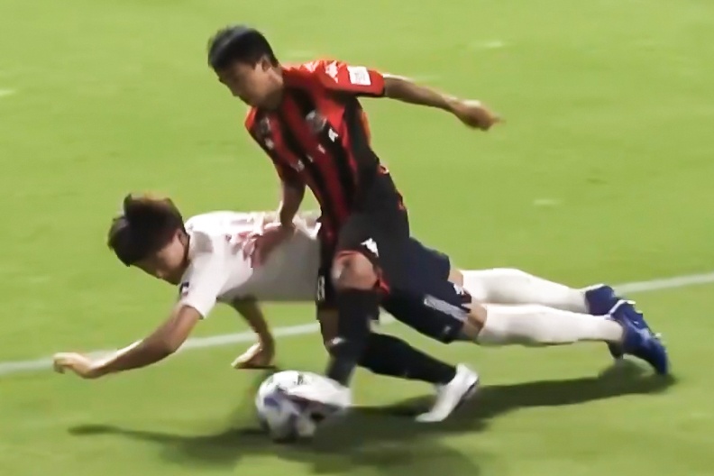 Chanathip nhay mua khien doi phuong phai nhoai nguoi can pha hinh anh