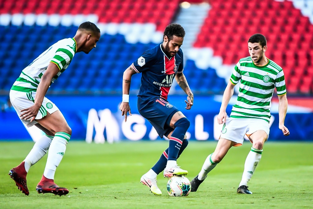 Neymar khong chiu chuyen, giu bong lau de choc tuc doi thu hinh anh