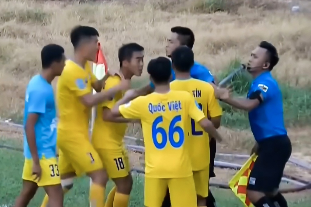 Trong tai Viet Nam tiep tuc gay tranh cai voi 3 lan bat viet vi hinh anh