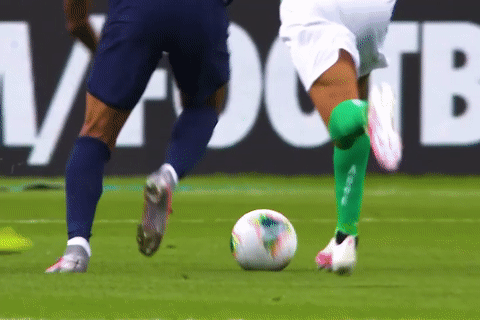 Pha vao bong khien Mbappe gap co chan, roi san trong nuoc mat hinh anh