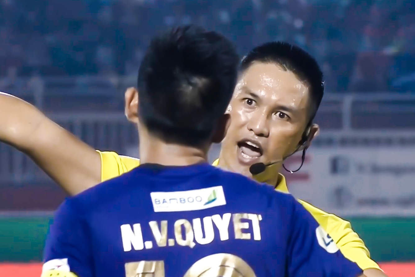 CLB Ha Noi mat ban thang va phat den sau quyet dinh tranh cai hinh anh