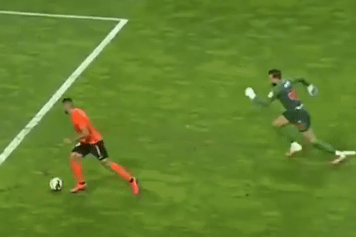 Tien dao chau A khong sut, re bong vao khung thanh de ghi ban hinh anh