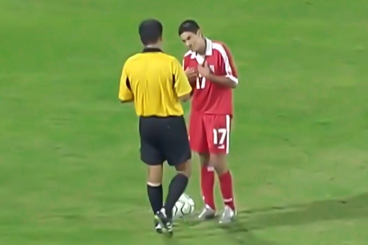 Trong tai bat cau thu da phat den 6 lan moi cong nhan ban thang hinh anh