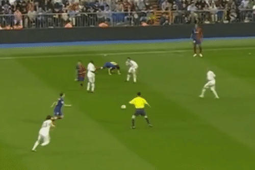 Trong tai bo bong nhu phoi hop voi cau thu Barca hinh anh