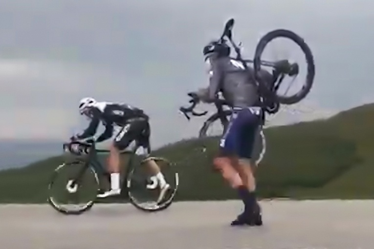 VDV vac xe dap len chay vi gio qua manh hinh anh