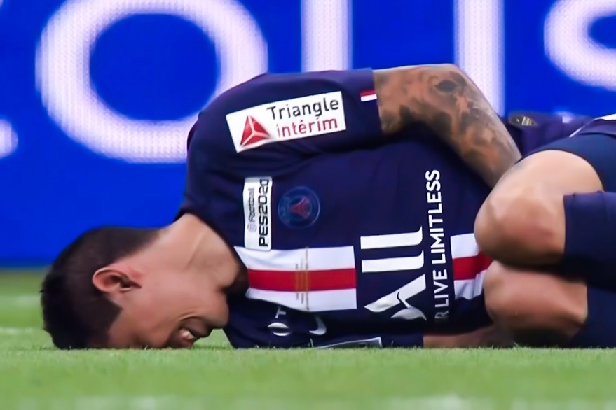 Nguoi cu cua MU bi duoi sau cu vao bong khien Di Maria nam san hinh anh