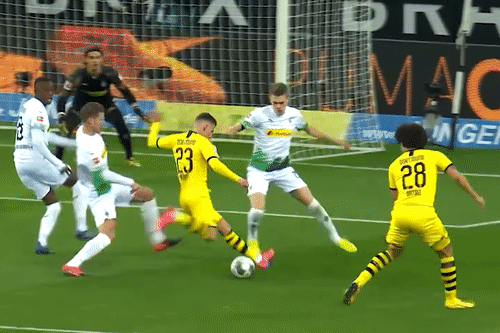 Cu ngoat bong danh lua cung luc 3 cau thu hinh anh