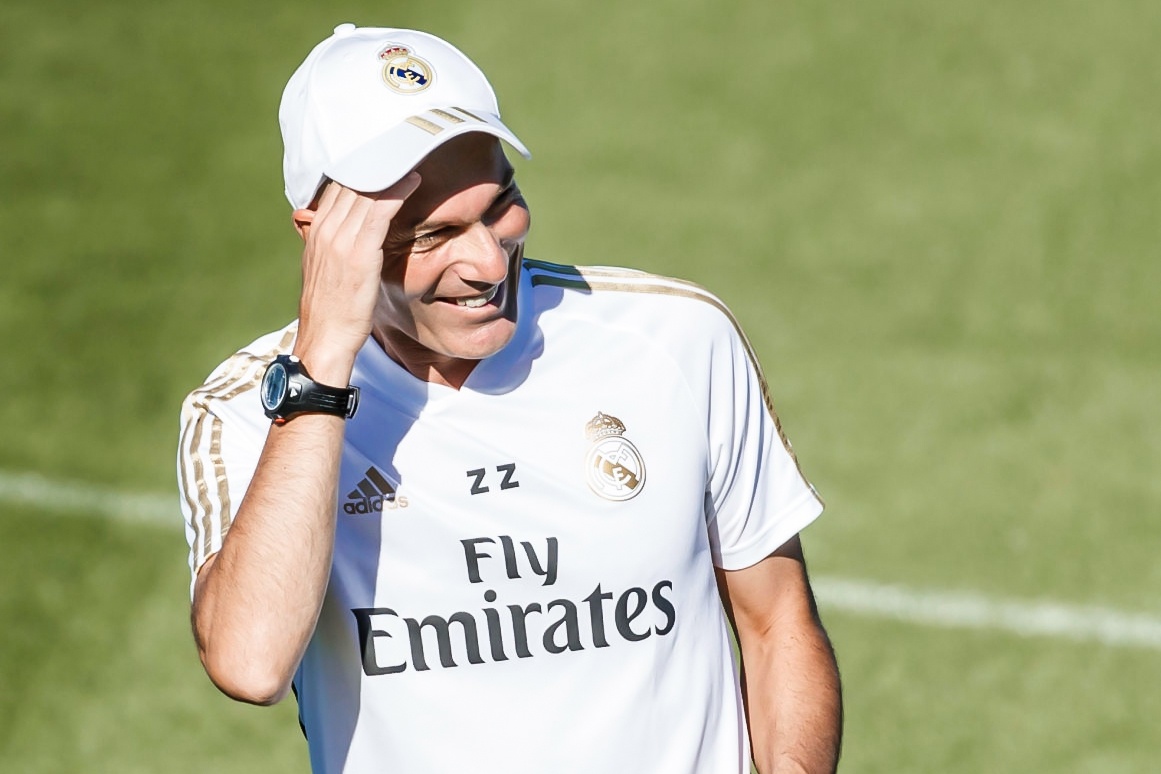 Zidane lien tuc ngoat bong khi doi mat thu mon tre hinh anh