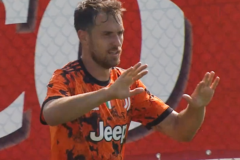 Douglas Costa vay ma ngoai kien tao cho Ramsey hinh anh