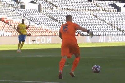 Pha bong lang xet giup PSG thang 1-0 hinh anh