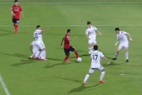 Pha solo cua tien dao Han Quoc danh bai 4 cau thu hinh anh