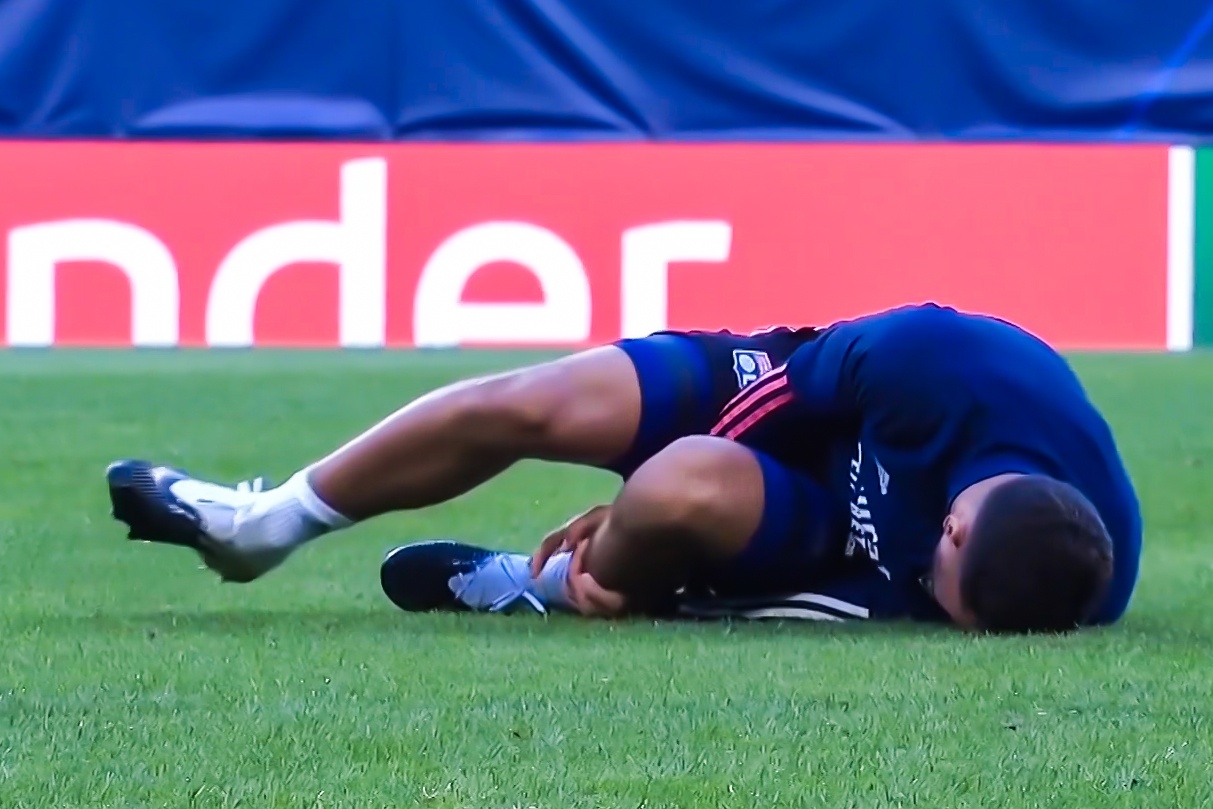 Tru cot Lyon dinh chan thuong truoc tran gap Man City hinh anh