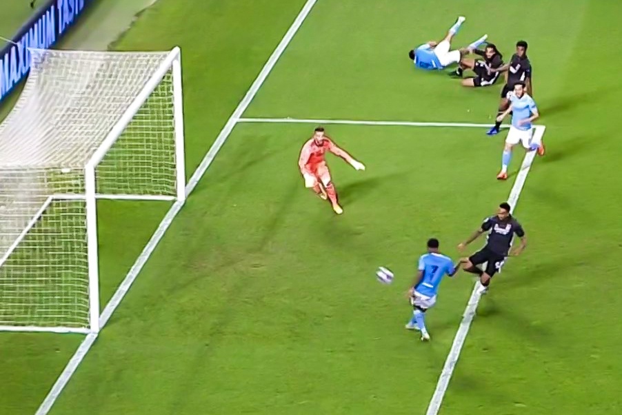 Huyen thoai Liverpool khong tin Sterling bo lo truoc khung thanh trong hinh anh