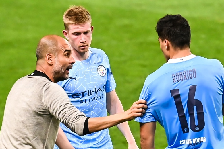 HLV Guardiola giai thich so do 3 hau ve cua Man City hinh anh