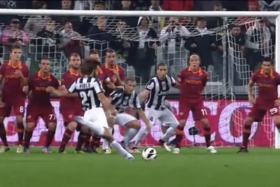 Cu da phat xau kim doi thu cua Pirlo hinh anh