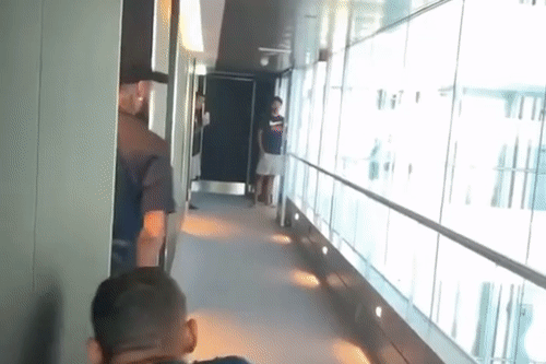 Neymar chui Thiago Silva khi bi treu choc hinh anh