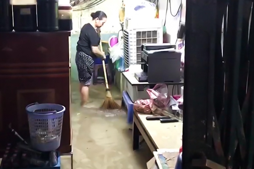 Nuoc tran vao nha dan sau tran mua lon hinh anh