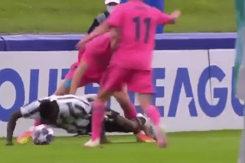 Cau thu tre Real sut bong vao dau doi phuong hinh anh