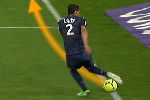 Cu dut diem o goc 0 do cua Thiago Silva hinh anh