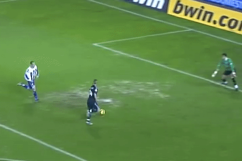 Cau thu tre tai hien cu giat got cua huyen thoai Guti hinh anh