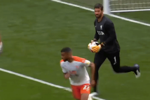 Alisson Becker xu ly loi trong tran giao huu cua Liverpool hinh anh