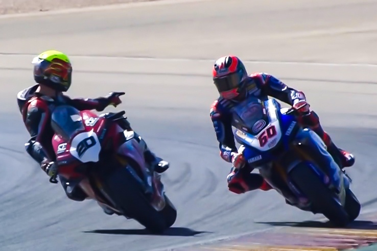 Hai tay dua cai nhau khi dang chay o toc do cao hinh anh