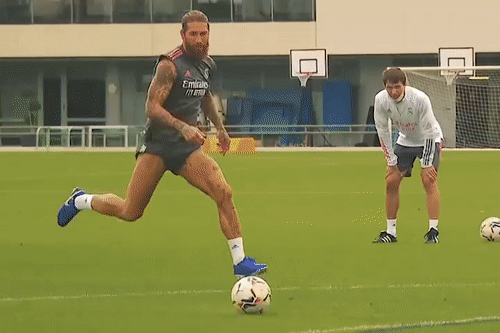 Ramos danh lua Courtois bang cu lop bong hinh anh