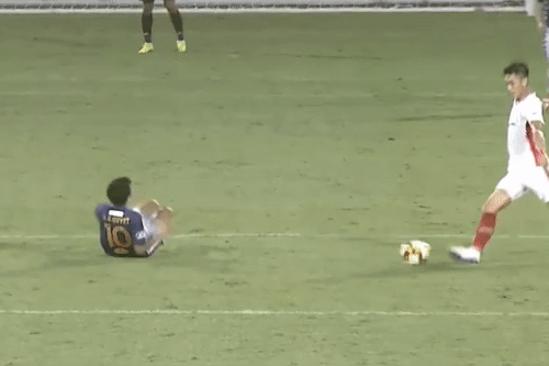 Trong Dai sut bong vao nguoi Van Quyet hinh anh