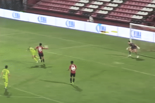 Dang Van Lam cuu thua cho Muangthong United hinh anh