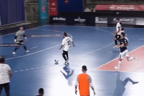 Ricardinho gap bong qua dau thu mon hinh anh