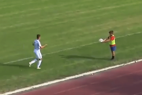 Cau be nhat bong danh lua cau thu hinh anh