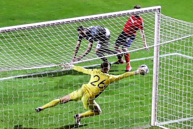 HLV Solskjaer noi ve pha can pha cua Henderson hinh anh