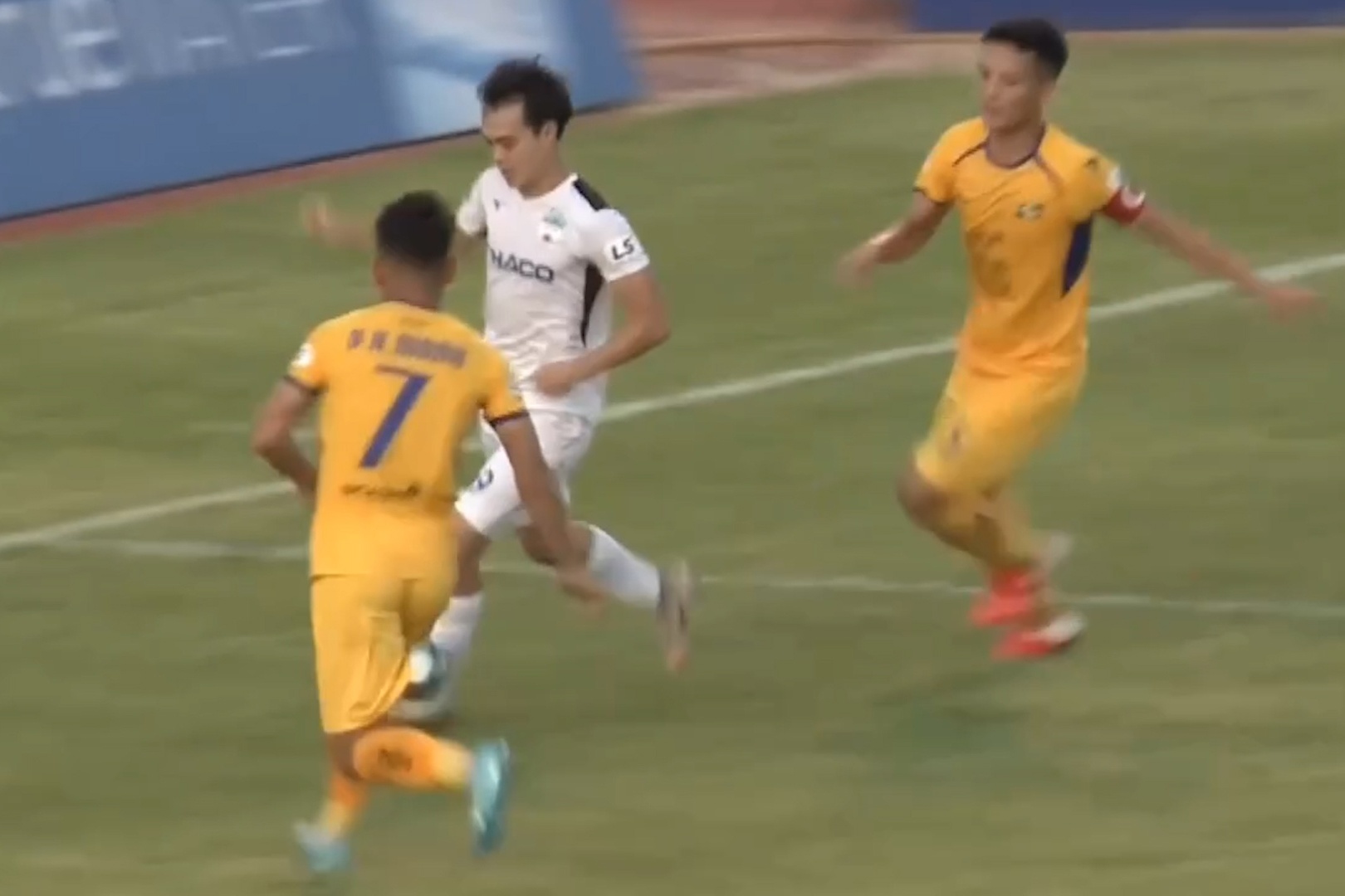 Van Toan dot pha qua 2 cau thu SLNA hinh anh