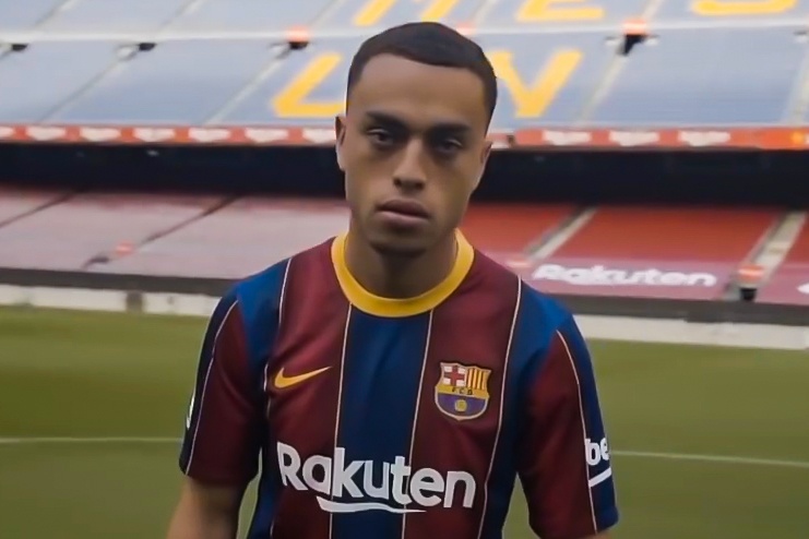 Sergino Dest ra mat san gan 100.000 cho cua Barca hinh anh