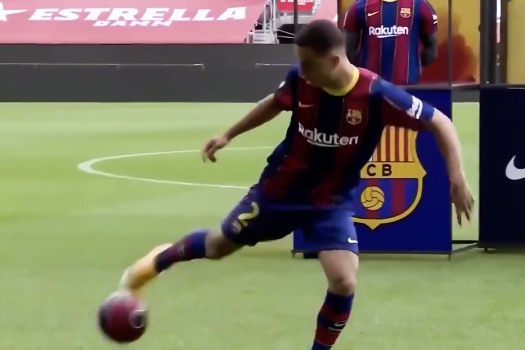 Tan binh tang bong vung ve khi ra mat Barca hinh anh