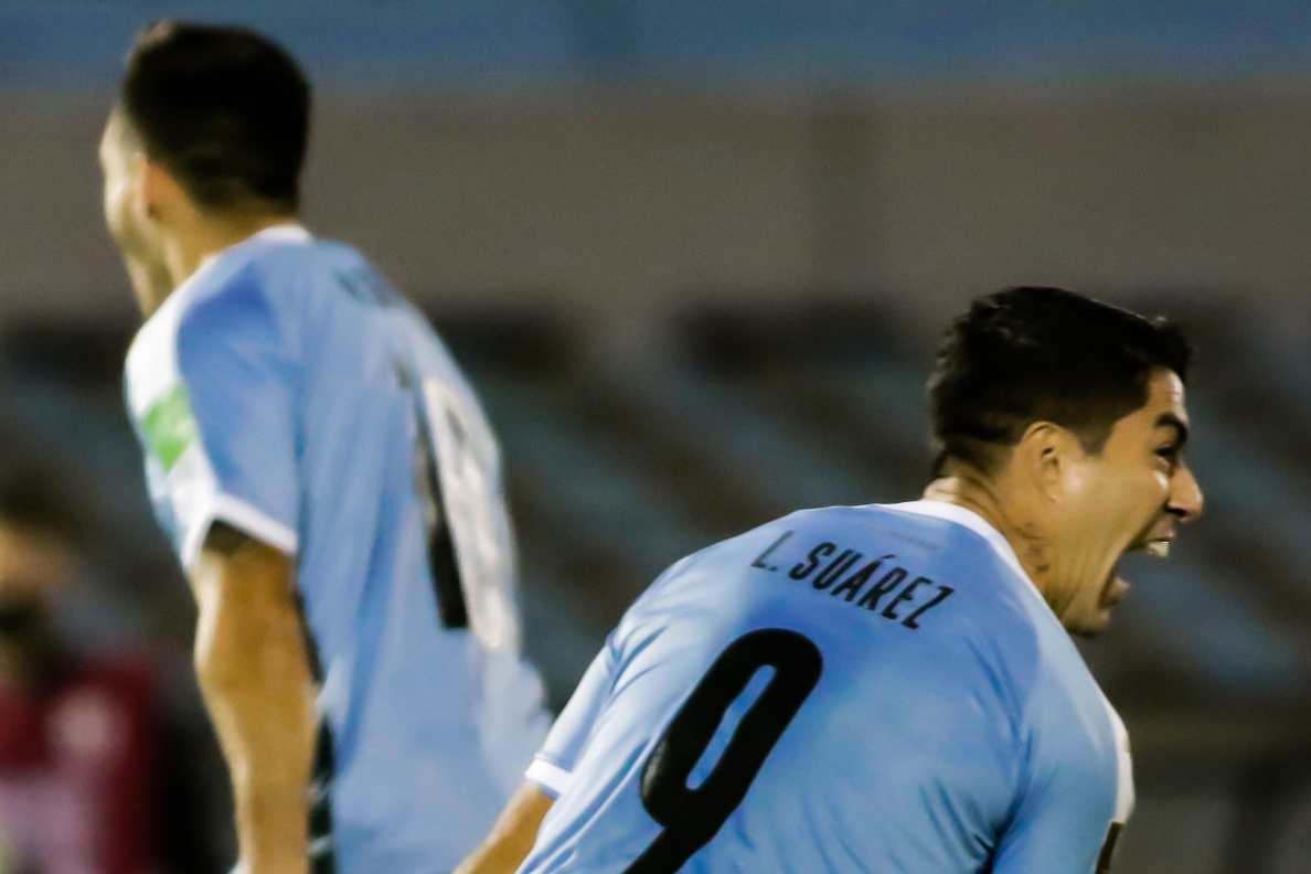 Suarez quay lai an mung khieu khich doi thu hinh anh