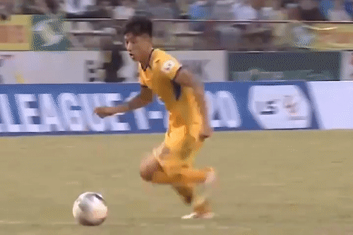 Phan Van Duc ngoat bong loai Huynh Tan Sinh truoc khi kien tao hinh anh