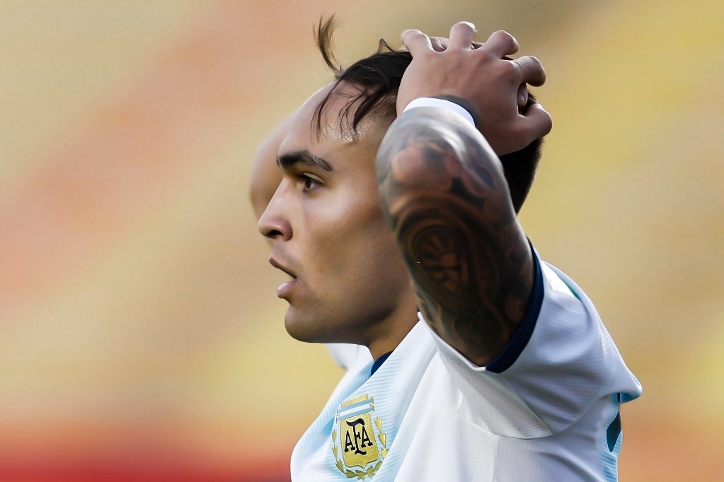 Martinez bo lo co hoi sau pha choc khe cua Messi hinh anh