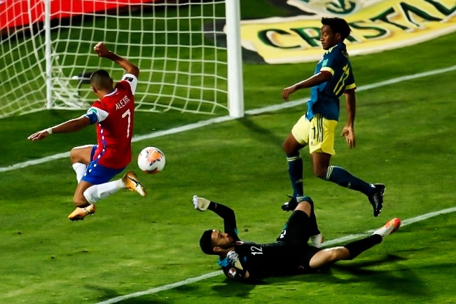 Sanchez re bong qua thu mon de ghi ban hinh anh